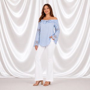 Blusa celeste con escote y detalles de encaje