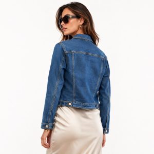 Chaqueta de mezclilla clásica azul de corte entallado