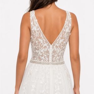 Elegante vestido de gala color perla